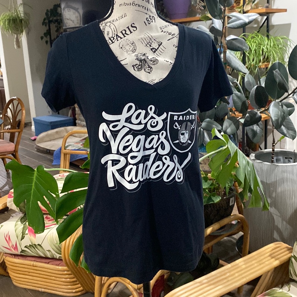 NFL LAS VEGAS RAIDERS VNECK SIZE MEDIUM